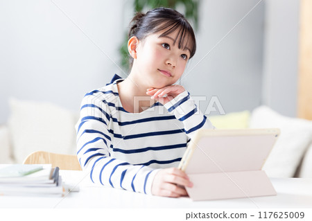 在平板電腦上學習的女孩 117625009