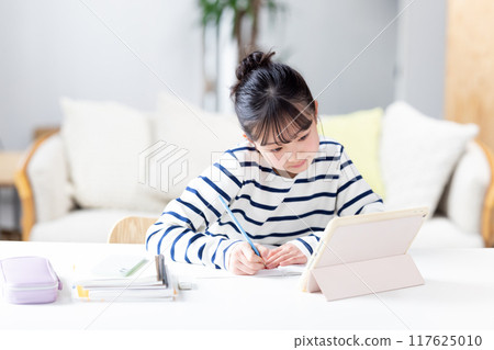 Girl studying on a tablet 117625010