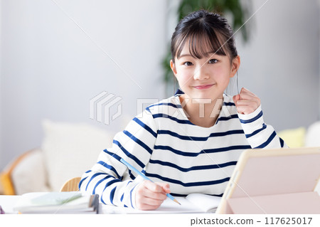 在平板電腦上學習的女孩 117625017