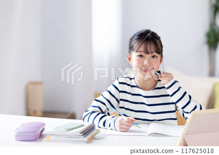 在平板電腦上學習的女孩 在平板電腦上學習的女孩 117625018