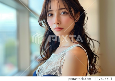 穿著藍色蕾絲洋裝的美麗女人 117625301