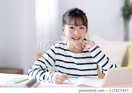 在平板電腦上學習的女孩 在平板電腦上學習的女孩 117625441