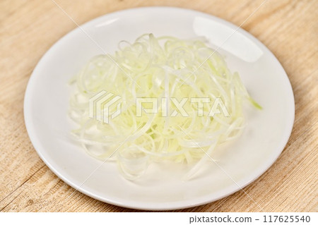 白毛蔥、白毛蔥、白毛蔥、長蔥、白蔥切成長片,浸水。 白毛蔥、白毛蔥、白毛蔥、長蔥、白蔥切成長片,浸水。 117625540