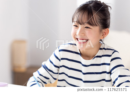 一個女孩在補習班和她的老師一起學習 117625571