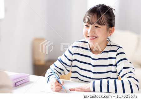 一個女孩在補習班和她的老師一起學習 一個女孩在補習班和她的老師一起學習 117625572