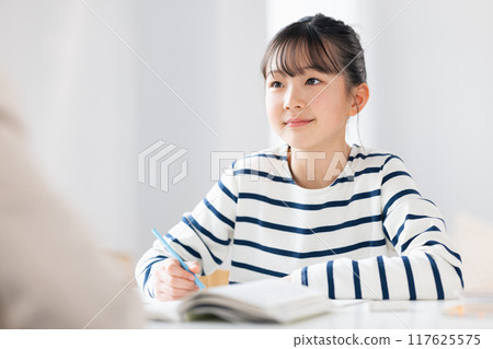 一個女孩在補習班和她的老師一起學習 117625575