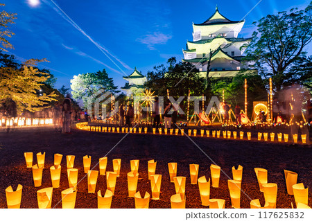 三重縣伊賀市伊賀上野城夏季點燈活動期間，天守閣和主圍周圍的燈光一字排開 117625832