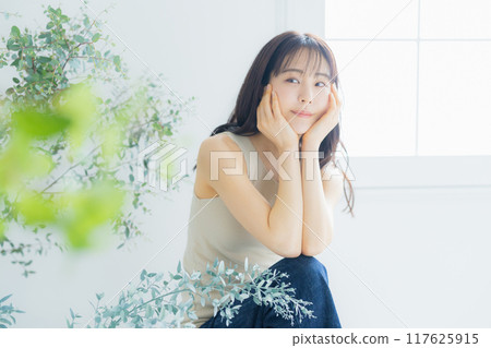 年輕女性的護髮形象 117625915