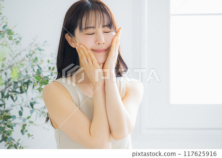 年輕女性的護髮形象 117625916