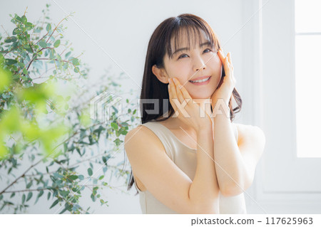 把她的手放的一個少婦在他的面頰上 117625963