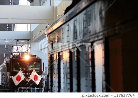Old passenger cars and EF5861 electric locomotive, Imperial train specification, static preservation, Royal engine 117627764