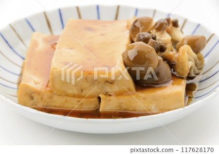 Sweet and spicy simmered tofu and shimeji mushrooms 117628170