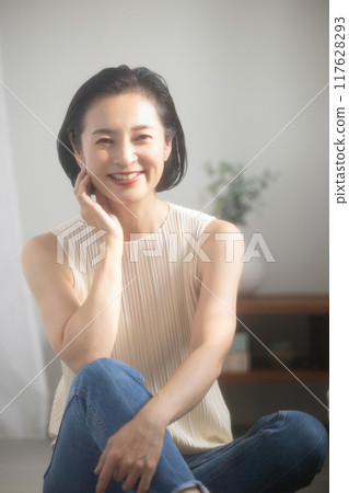 50多歲女人微笑的美麗形象 117628293