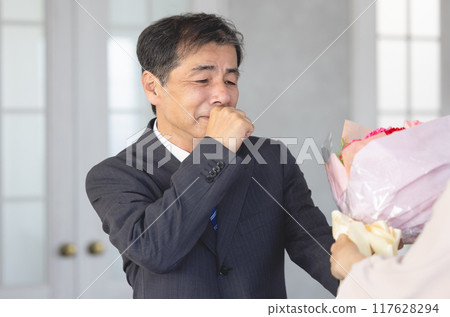 一位退休的父親收到家人送來的一束鮮花。 117628294