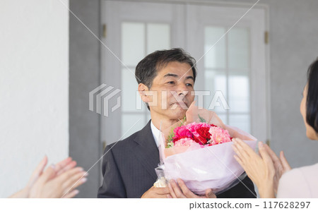 一位退休的父親收到家人送來的一束鮮花。 一位退休的父親收到家人送來的一束鮮花。 117628297