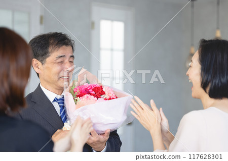 一位退休的父親收到家人送來的一束鮮花。 117628301