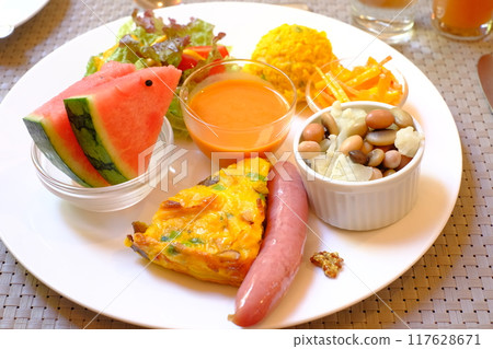 Vegetable-filled morning plate 117628671