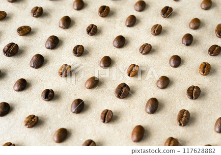 oblique lines of coffee beans lying on different sides. grains background 117628882