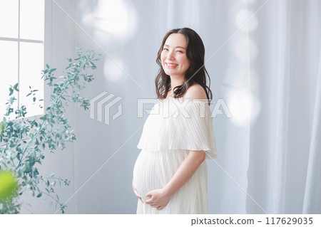 Pregnant woman 117629035