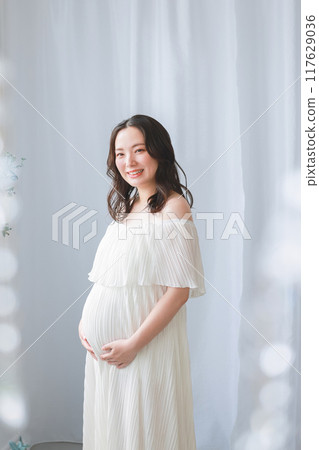 Pregnant woman 117629036