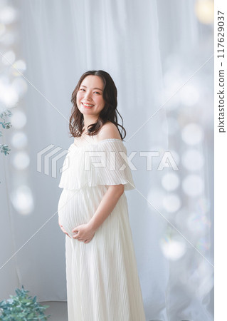 Pregnant woman 117629037