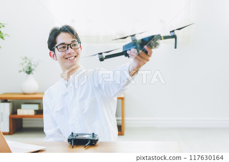 一名男子在家中檢查和維護無人機 117630164