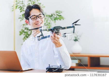 一名男子在家中檢查和維護無人機 117630167