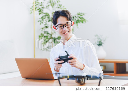 一名男子在家中檢查和維護無人機 117630169