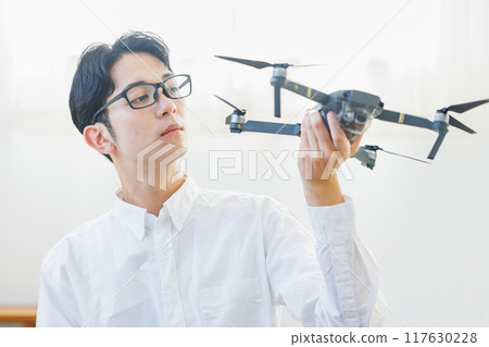 一名男子在家中檢查和維護無人機 117630228