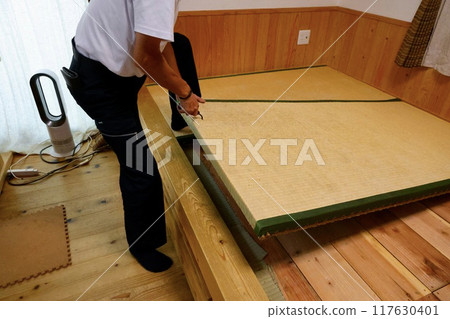 使用手鉤拆除榻榻米墊 使用手鉤拆除榻榻米墊 117630401