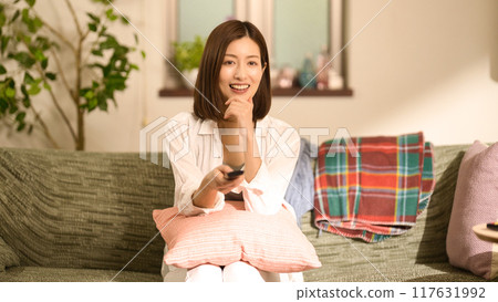 中年婦女在沙發上放鬆地喝咖啡 117631992