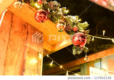 Beautiful ornaments at the Christmas market 117632130