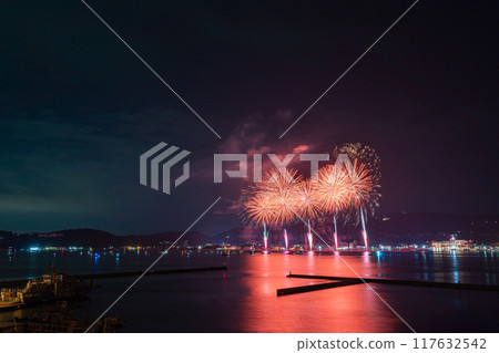 Fireworks image of the Seto Inland Sea [Ushimado Town, Setouchi City, Okayama Prefecture] 117632542