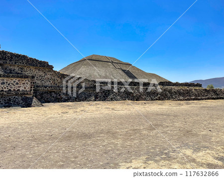 Teotihuacan ruins, Mexico: Avenue of the Dead and Pyramid of the Sun Teotihuacan ruins, Mexico: Avenue of the Dead and Pyramid of the Sun 117632866