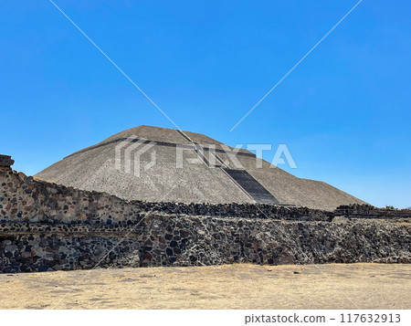 Teotihuacan ruins, Mexico: Avenue of the Dead and Pyramid of the Sun Teotihuacan ruins, Mexico: Avenue of the Dead and Pyramid of the Sun 117632913