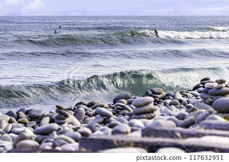 The beach of Nariishi and the surfers 117632951