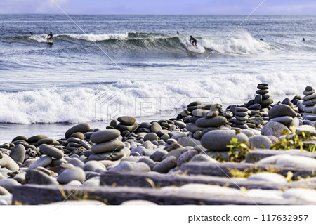 The beach of Nariishi and the surfers 117632957