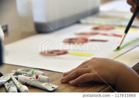 用顏料畫畫 用顏料畫畫 117633868