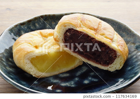 Two-color bean paste pie Two-color bean paste pie 117634169