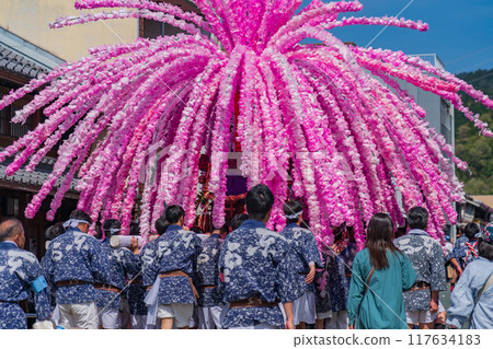 Mino Festival: Flower Mikoshi parading through the streets lined with udatsu (Mino City, Gifu Prefecture) 117634183