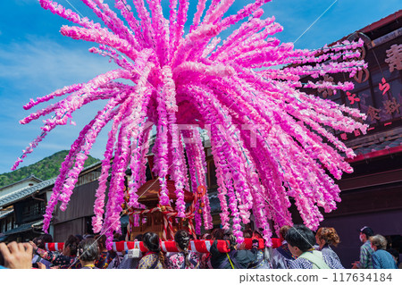 Mino Festival: Flower Mikoshi parading through the streets lined with udatsu (Mino City, Gifu Prefecture) 117634184