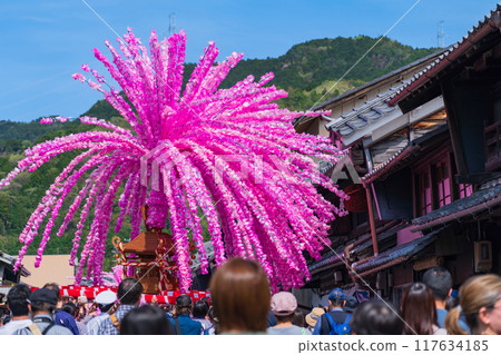Mino Festival: Flower Mikoshi parading through the streets lined with udatsu (Mino City, Gifu Prefecture) 117634185