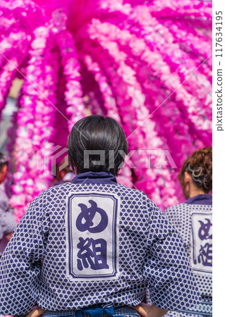 Mino Festival: Flower Mikoshi parading through the streets lined with udatsu (Mino City, Gifu Prefecture) 117634195