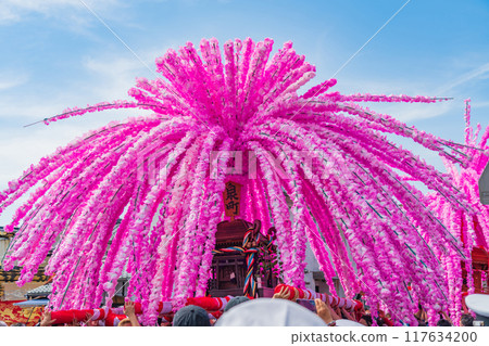 Mino Festival: Flower Mikoshi parading through the streets lined with udatsu (Mino City, Gifu Prefecture) Mino Festival: Flower Mikoshi parading through the streets lined with udatsu (Mino City, Gifu Prefecture) 117634200