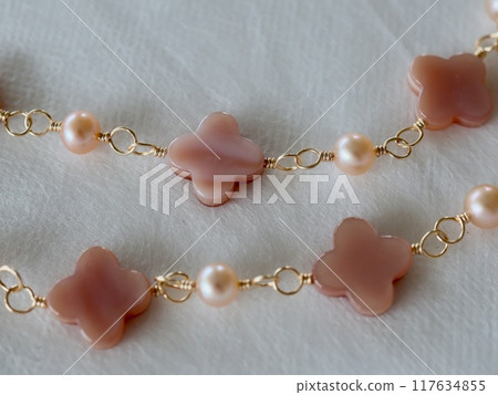 長項鍊,飾有 4 顆花形粉紅色貝殼和淡水珍珠 長項鍊,飾有 4 顆花形粉紅色貝殼和淡水珍珠 117634855