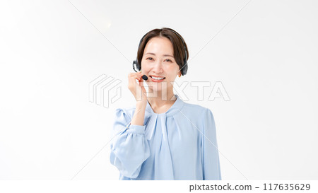 A woman with a headset 117635629