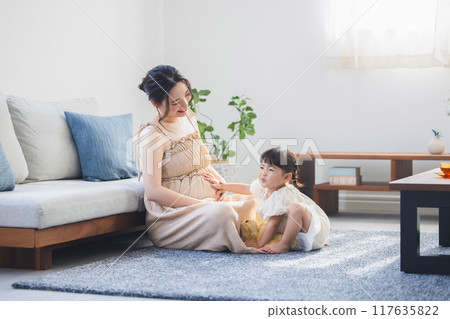 父母和孩子在客廳裡度過 117635822