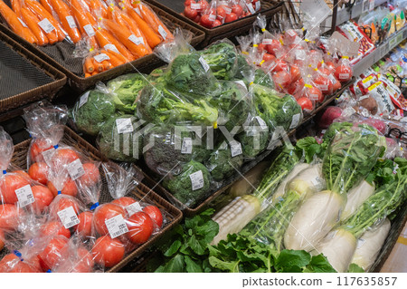 超市裡擺放的新鮮蔬菜 117635857