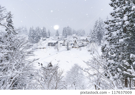 白雪皚皚的五簇山，相倉合掌村 117637009