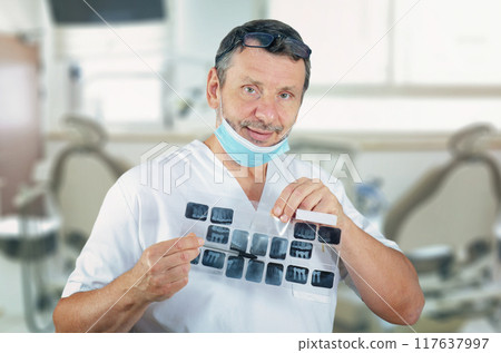 Revolutionary Dental Consultations: Empathetic Surgeon Combines X-ray Expertise with Patient-Centered Communication. Revolutionary Dental Consultations: Empathetic Surgeon Combines X-ray Expertise with Patient-Centered Communication. 117637997